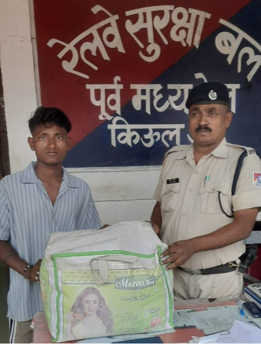 हिमगिरी एक्सप्रेस में छूटे बैग को आरपीएफ ने सुरक्षित लौटाया, यात्री ने जताया आभार